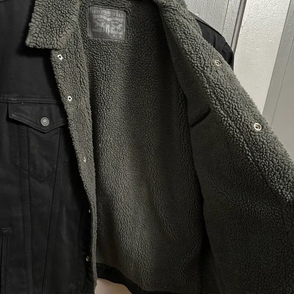 Levi's Men's Black Sherpa-Lined Jacket - Picture 5 of 10